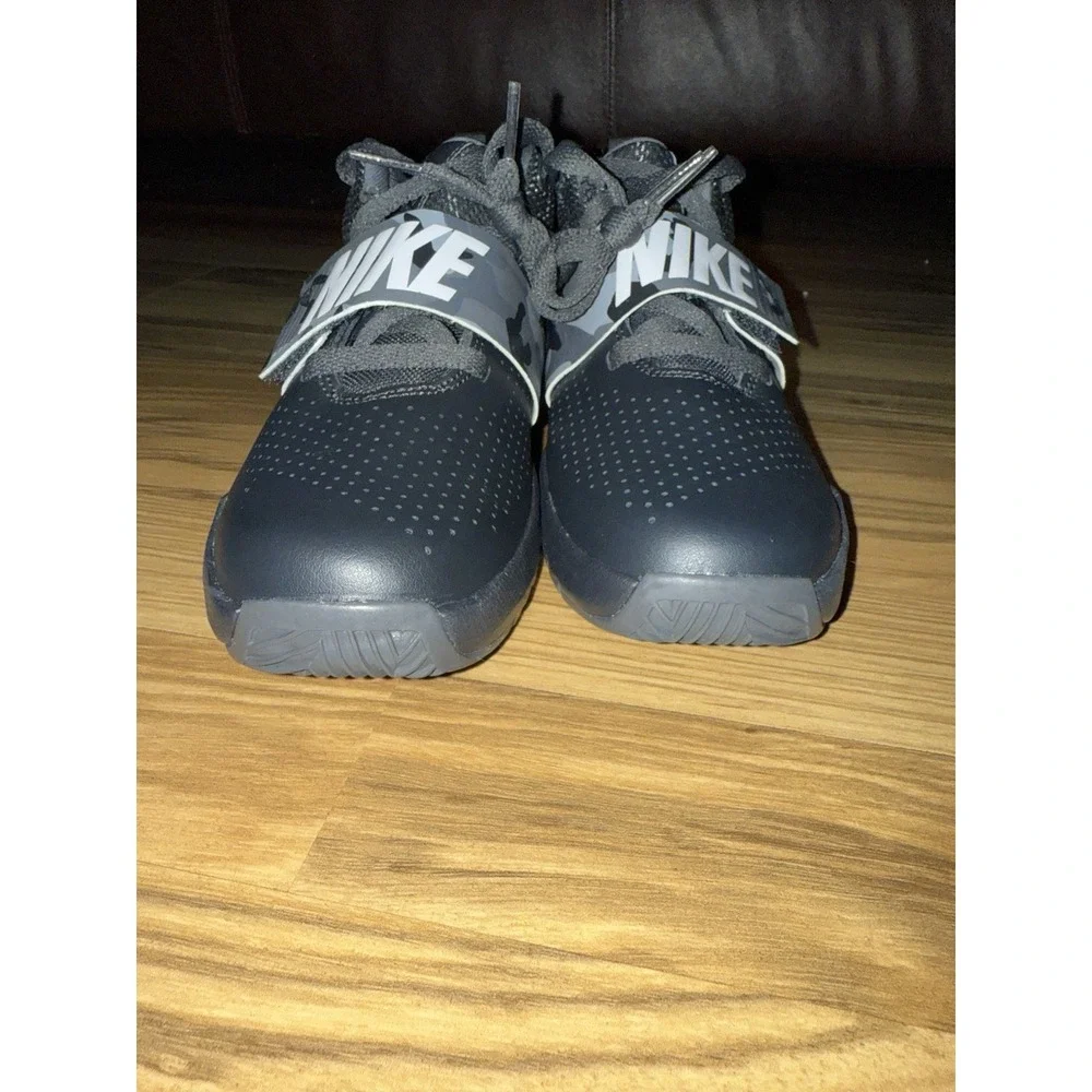 Nike NEW Team Hustle D8 Boys Sz 3Y Black Gray Camo Sneakers Basketball Shoes‎